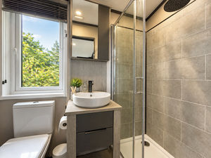 Ensuite- click for photo gallery
